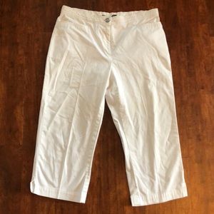 Briggs New York white capris